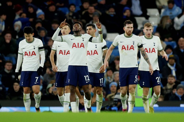 Selebrasi pemain Tottenham Hotspur usai mencetak gol ke gawang Manchester City pada pertandingan lanjutan Liga Inggris di Stadion Etihad, Manchester, Inggris. Kamis (19/1/2023).  Foto: Lee Smith/REUTERS