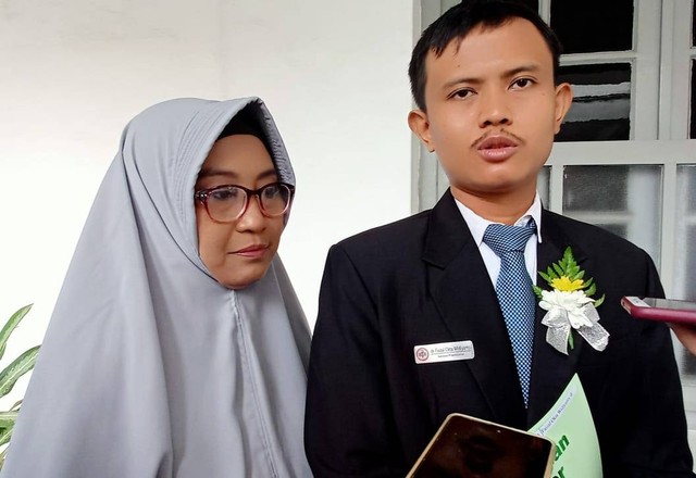 Faizal didampingi sang ibu usai dilantik jadi dokter, Kamis (19/1). Foto-foto: Masruroh/Basra