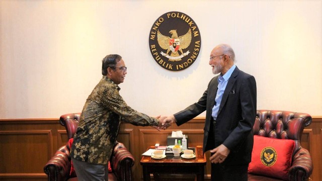 Wali Nanggroe Aceh Tgk Malik Mahmud Al-Haythar bersama Menkopolhukam Mahfud MD. Foto: LWN 