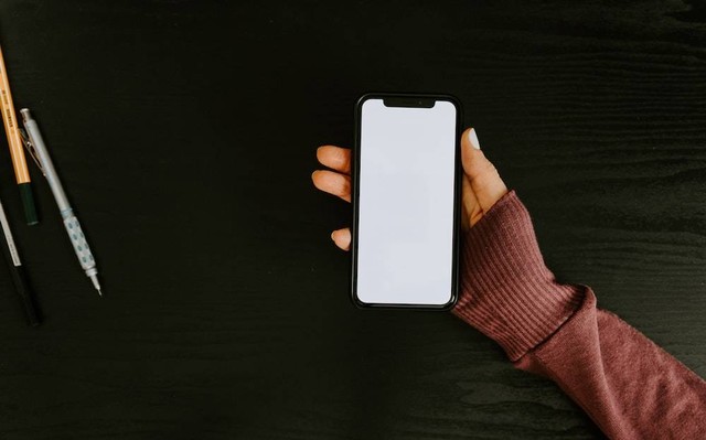 Ilustrasi smartphone dengan notch di layarnya. Foto: Unsplash.com