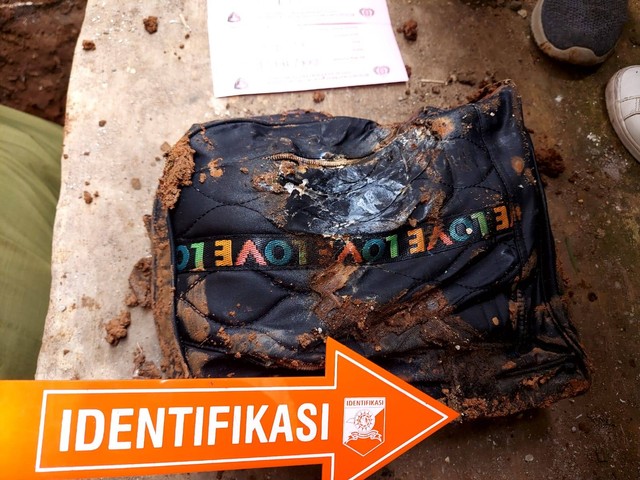 Beberapa kerangka jenazah yang ditemukan di kediaman para tersangka serial killer Bekasi - Cianjur. Foto: Dok. Istimewa