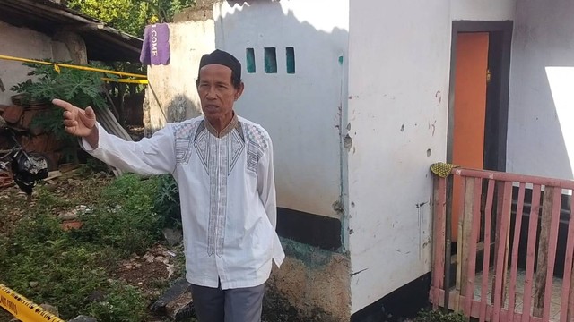 Sunaryo, Ketua RT di Cianjur menunjukkan rumah tersangka pembunuhan berantai Wowon alias Deden.  Foto: Dok. Istimewa