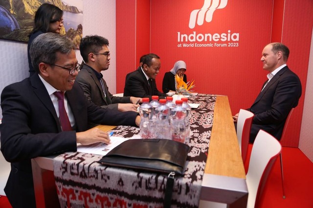 Menteri Investasi Bahlil Lahadalia bertemu dengan CEO Takeda Pharmaceutical Company, Christophe Weber, di Davos, Swiss, Rabu (18/1/2023). 
 Foto: Dok Kementerian Investasi