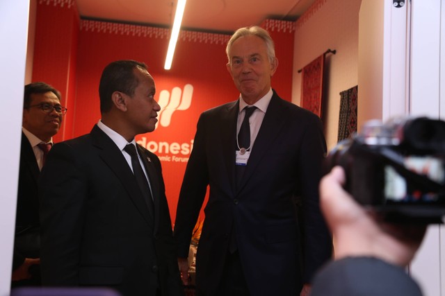 Menteri Investasi Bahlil Lahadalia dan Eks PM Inggris Tony Blair di Indonesia Pavilion, Davos, Swiss, Rabu (18/1/2023). Foto: Dok. Kementerian Investasi