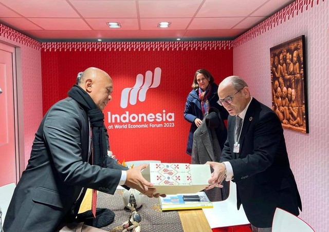 Menkop UKM, Teten Masduki (Kiri), bertemu dengan COO Nestle, Magdi Batato di arena World Economic Forum di Davos, Swiss. Foto: Dok. Kemenkop