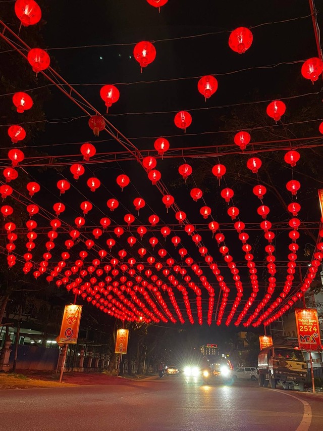 Ribuan lampion menghiasi ruas jalan di Pontianak. Foto: Siti Annisa Aini/Hi!Pontianak