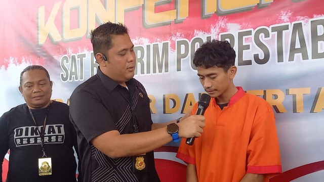 Tersangka pembacokan Febri Wahyudi saat press rilis di Polrestabes Palembang, Foto : Istimewa