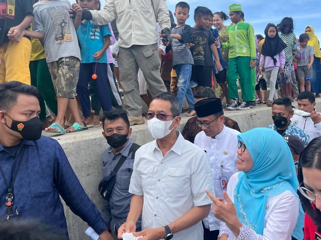 Pj Gubernur Heru Budi Hartono mengunjungi Tanggul Kalibaru di Jakarta Utara, Jumat (20/1). Foto: Haya Syahira/kumparan