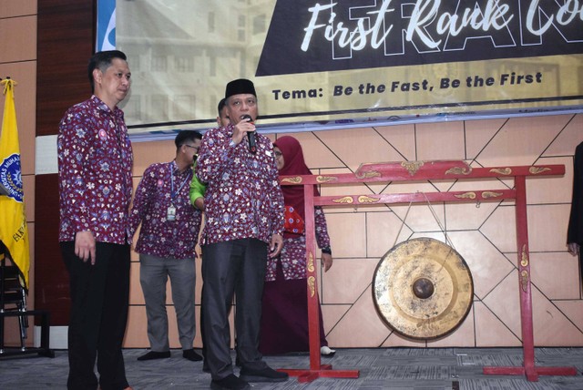 Rektor UM Banjarmasin meluncurkan Bimbel Cerdar Bersinar secara simbolis melalui pemukulan gong