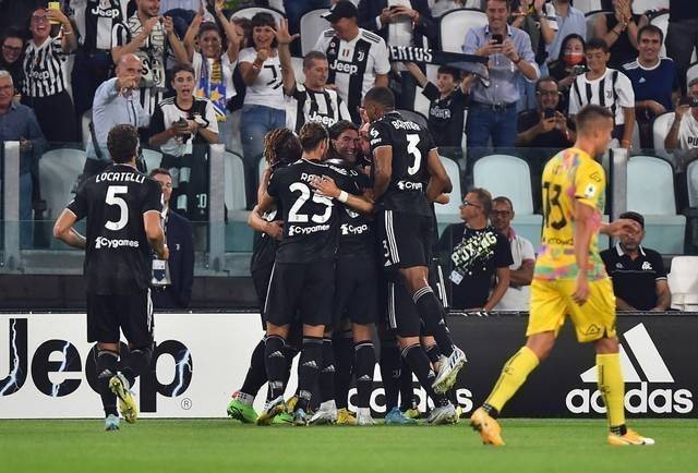 Pemain Juventus Dusan Vlahovic merayakan gol pertama mereka bersama rekan setim saat pertandingan Serie A di Allianz Stadium, Turin, Italia. Foto: Massimo Pinca/Reuters