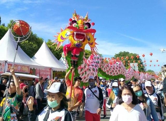 Replika naga memeriahkan Cap Go Meh di Pontianak beberapa waktu lalu. Foto: Lydia Salsabilla/Hi!Pontianak