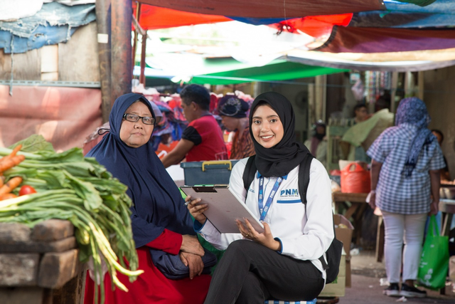 Dalam sebuah risetnya, Fisipol UGM menunjukkan PNM Mekaar punya 4 kontribusi penting dalam meningkatkan kesejahteraan keluarga dan kapasitas kepemimpinan perempuan di komunitas. Foto: dok. PNM Mekaar