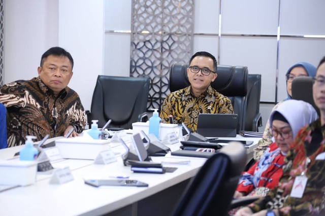 Menteri PANRB Abdullah Azwar Anas bersama Direktur Utama PT Telkom Ririek Adriansyah menggelar untuk mempercepat MPP Digital. Foto: KemenPANRB