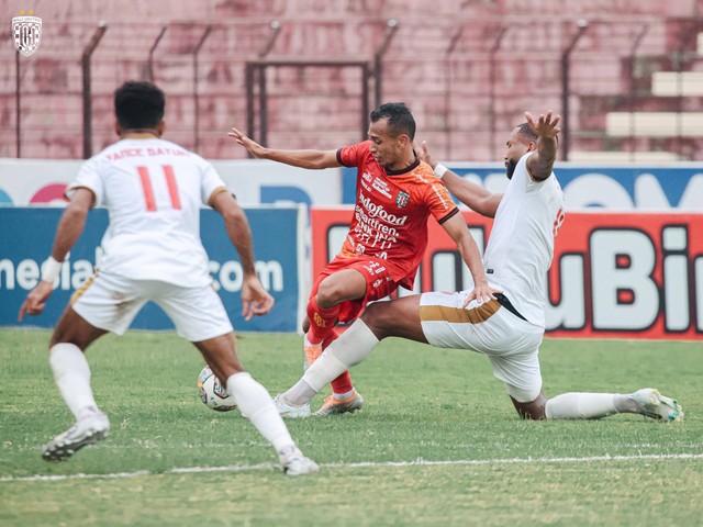 Bali United melawan PSM Makassar dalam laga lanjutan Liga 1 2022/23 di Stadion Sultan Agung, Bantul, pada 20 Januari 2023. Foto: Twitter/@BaliUtd