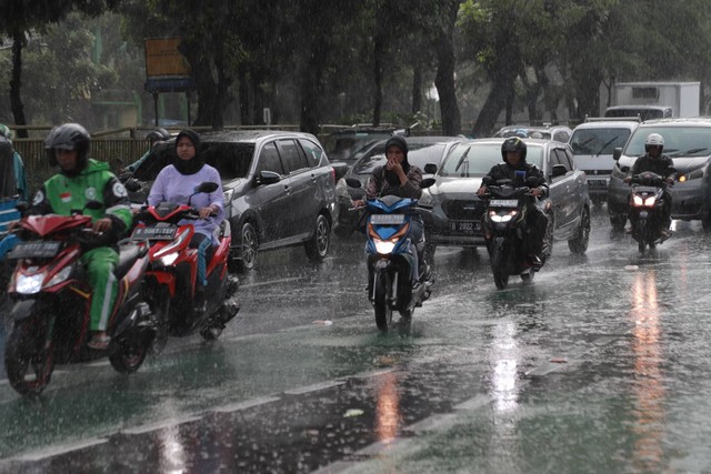 Ilustrasi lalu lintas jalan raya saat hujan. Foto: Jamal Ramadhan/kumparan
