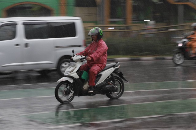 Ilustrasi lalu lintas jalan raya saat hujan. Foto: Jamal Ramadhan/kumparan