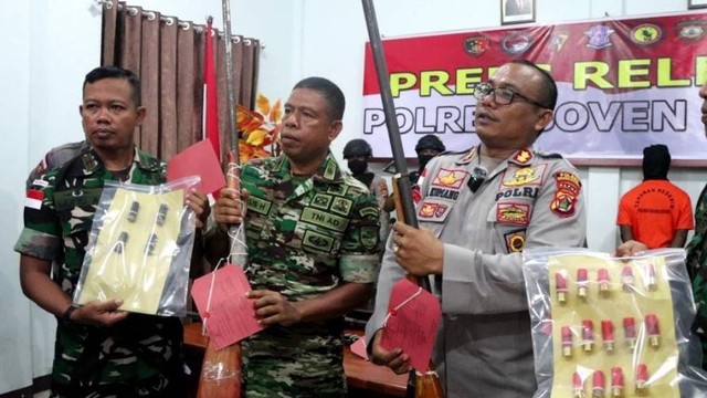 Temuan senjata api di perbatasan Boven Digoel dan Yahukimo. Foto: Polres Boven Digoel