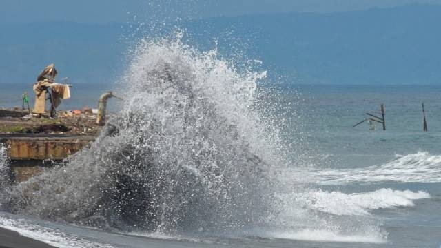 Gelombang tinggi menghantam pinggiran pesisir pantai. Foto: ANTARA FOTO/Ahmad Subaidi