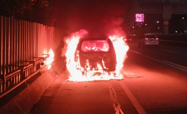 Mobil Avanza terbakar di Tol Dalam Kota usai bertabrakan dengan Carry, Jumat (20/1). Foto: Dok. Istimewa