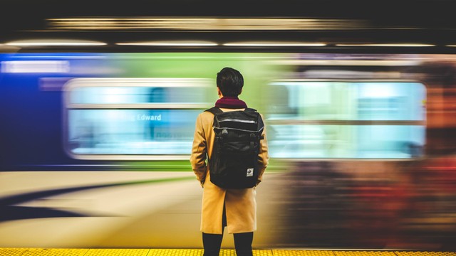 Syarat naik kereta, Foto: Unsplash/Kwan Fung.