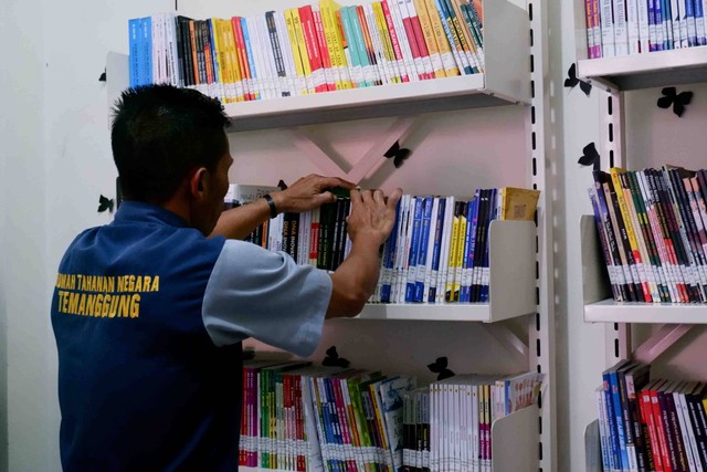 WBP Rutan Temanggung Memilih Buku di PerpusPAS