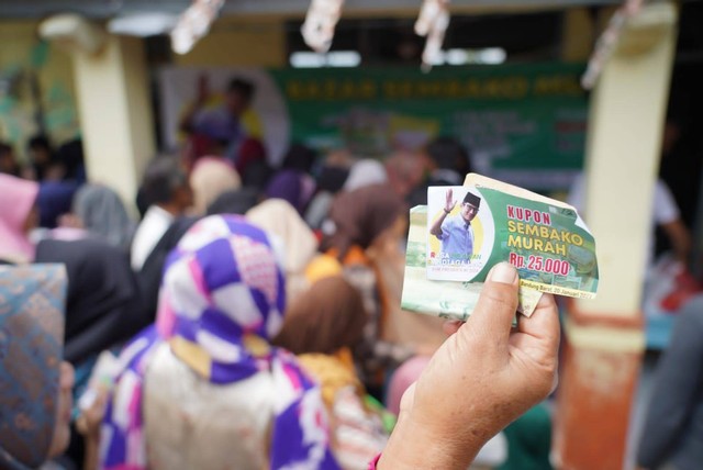 Relawan Sandiaga (Rasa) buka Bazar Sembako Murah bantu masyarakat Bandung Barat di tengah kenaikan harga kebutuhan pokok, Jumat (20/1/2023). Foto; Dok. Istimewa