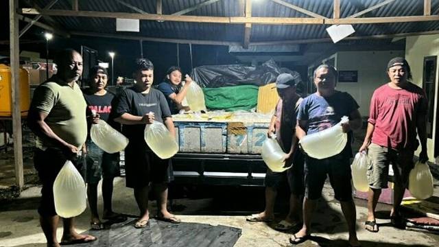 Barang bukti minuman keras jenis captikus tanpa izin edar yang berhasil diamankan polisi di Dumoga, Sulawesi Utara. (foto: polda sulawesi utara)
