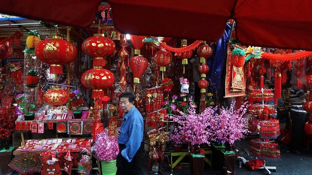 Pedagang lampion di sebuah kios pasar di Glodok Pecinan Jakarta Barat menjelang perayaan tahun baru Imlek