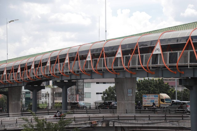 Warga berjalan di Skywalk yang menghubungkan antara Stasiun KRL Kebayoran dan Halte Bis Velbak di Kebayoran Lama, Jakarta Selatan, Sabtu (21/1/2023). Foto: Jamal Ramadhan/kumparan