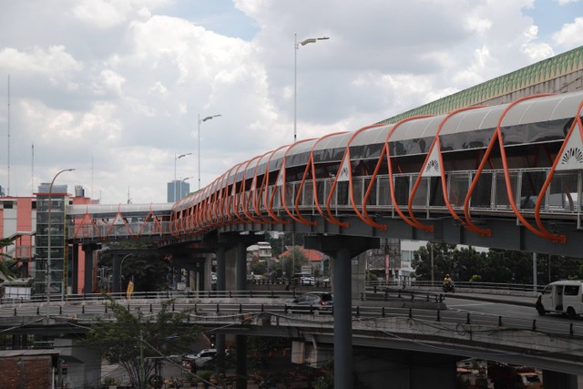 Warga berjalan di Skywalk yang menghubungkan antara Stasiun KRL Kebayoran dan Halte Bis Velbak di Kebayoran Lama, Jakarta Selatan, Sabtu (21/1/2023). Foto: Jamal Ramadhan/kumparan