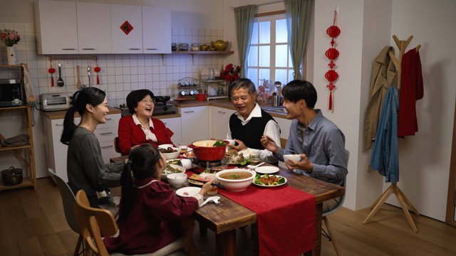 Ilustrasi makan bersama keluarga saat Imlek. Foto: PRPicturesProduction/Shutterstock