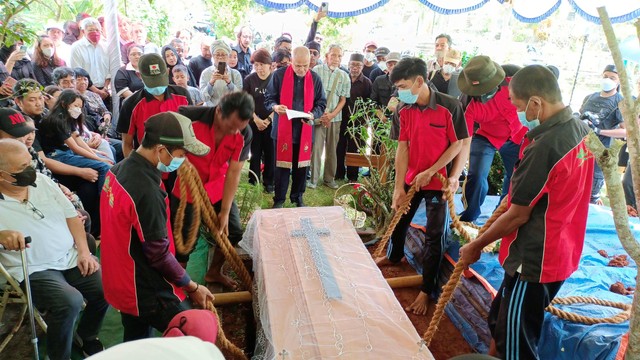 Prosesi pemakaman pendiri Teater Koma, Nano Riantiarno di Taman Makam Giri Tama, Tonjong, Bogor, Sabtu (21/1/2023). Foto: Aprilandika Pratama/kumparan