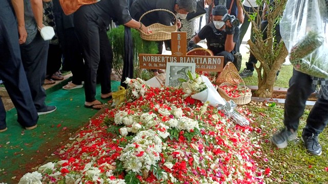 Prosesi pemakaman pendiri Teater Koma, Nano Riantiarno di Taman Makam Giri Tama, Tonjong, Bogor, Sabtu (21/1/2023). Foto: Aprilandika Pratama/kumparan