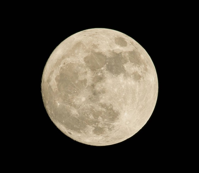 Ilustrasi keindahan bulan. Sumber : unsplash.com