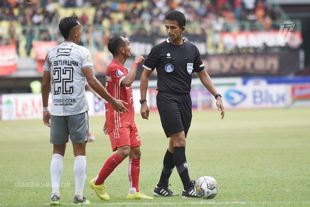 Wasit Indonesia, Thoriq Munir Alkatiri (kanan). Foto: Situs web resmi Liga Indonesia Baru