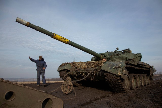 Prajurit Ukraina mengevakuasi tank yang rusak di kota Bakhmut Ukraina, Jumat (20/1/2023). Foto: Oleksandr Ratushniak/Reuters