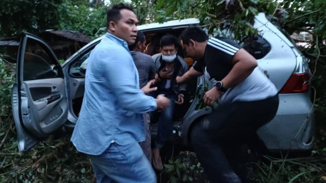 Kapolres Kota Subulussalam AKBP Yhogi Hadi Setiawan bersama sejumlah anggota kepolisian berupaya mengevakuasi sopir Avanza yang terjepit di ruang kemudi karena mengalami kecelakaan tunggal, Sabtu (21/1). Foto: Yudi Ansyah/acehkini