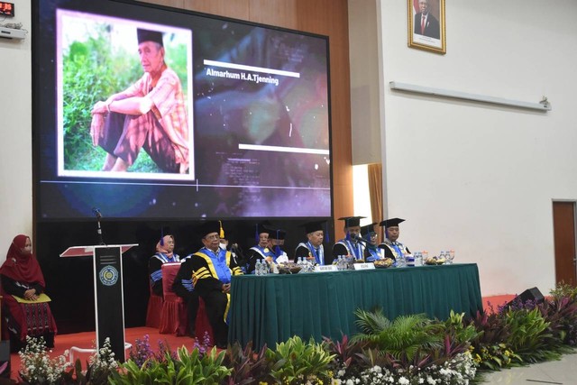 Profesor Sessu telah Dikukuhkan sebagai Guru Besar. Dokumentasi Uhamka