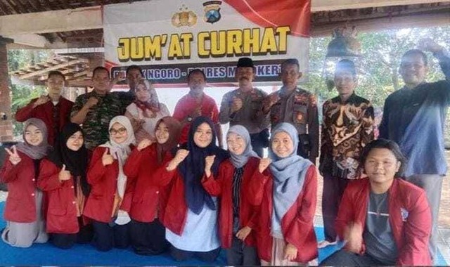 foto bersama pada saat acara Jum'at Curhat di Desa Wonosari