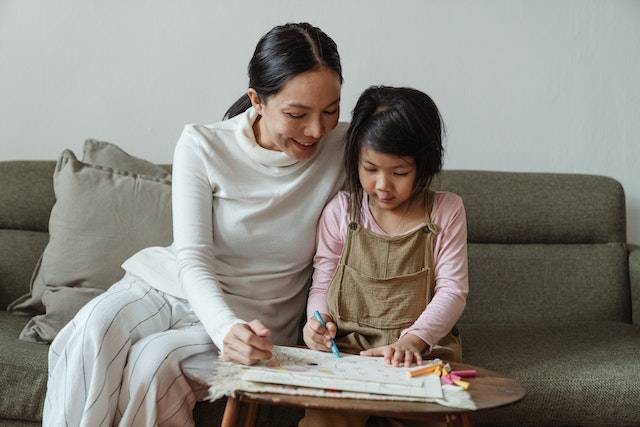 Ilustrasi seorang ibu mengajari anaknya. Foto: Pexels/Ketut Subiyanto