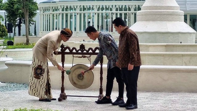 Raja Pura Mangkunegaran, KGPAA Mangkunegara X (kiri) memukul gong bersama Wali Kota Solo, Gibran Rakabuming Raka, disaksikan Menteri BUMN, Erick Thohir, saat peresmian Taman Pracima Tuin, Sabtu (21/01/2023). FOTO: Fernando Fitusia 