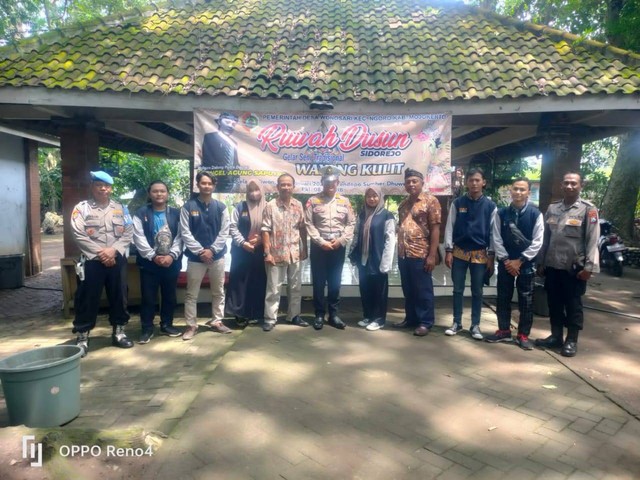 foto bersama pada saat melakukan kunjungan ke wisata sumber dhuwur