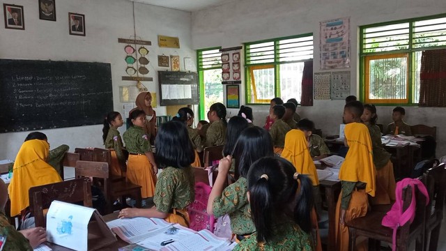 Foto mahasiswa Umsida mengajar di SDN Wonosari