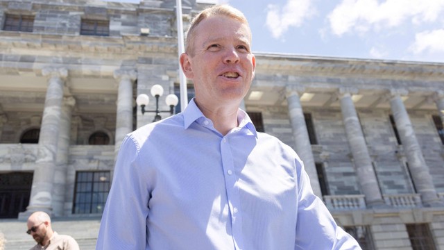 Perdana Menteri baru Selandia Baru Chris Hipkins berbicara kepada media di luar Parlemen di Wellington pada Sabtu (21/1/2023). Foto: Marty Melville/AFP