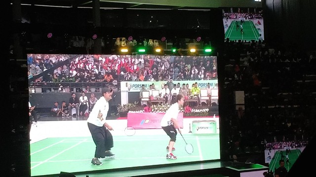 Layar lebar menampilkan Sekjen PBNU, Gus Ipul, yang berkain sarung saat bertanding bulu tangkis di GOR Sritex Arena, Solo, Sabtu (21/01/2023). FOTO: Agung Santoso