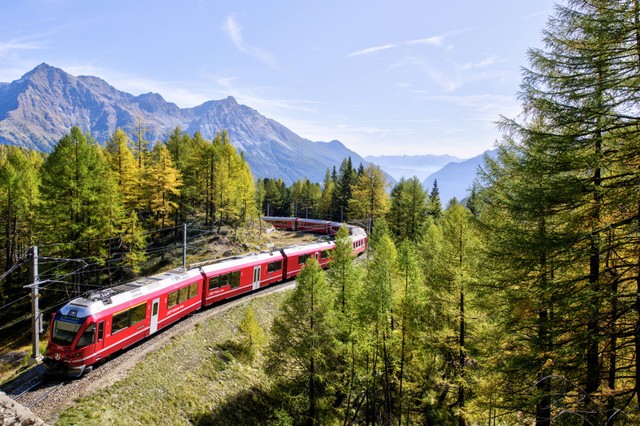 Ilustrasi Jadwal LRT Sumsel terbaru 2023. Foto: Unsplash/Jacques Bopp.