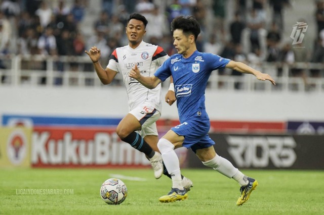 Rizky Dwi Febrianto (kiri) dan Taisei Marukawa saat laga PSIS Semarang vs Arema FC dalam pekan ke-19 Liga 1 2022/23 di Stadion Jatidiri, Semarang, pada 21 Januari 2023. Foto: Situs web resmi Liga Indonesia Baru