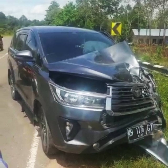 Mobil Toyota Innova bernomor polisi KH 1176 GT yang dikendarai Anggota DPRD Kotawaringin Barat (Kobar) Rizky Aditya Putra ringsek di bagian depan. Foto: IST/InfoPBUN