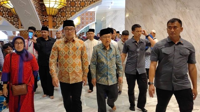 Ridwan Kamil mendampingi Jusuf Kalla yang mengunjungi Masjid Raya Al Jabbar, Bandung, 21 Januari 2023. Foto: Tim Media JK