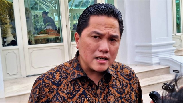 Menteri BUMN, Erick Thohir, di Taman Pracima Tuin kompleks Pura Mangkunegaran, Solo, Sabtu (21/01/2023). FOTO: Fernando Fitusia